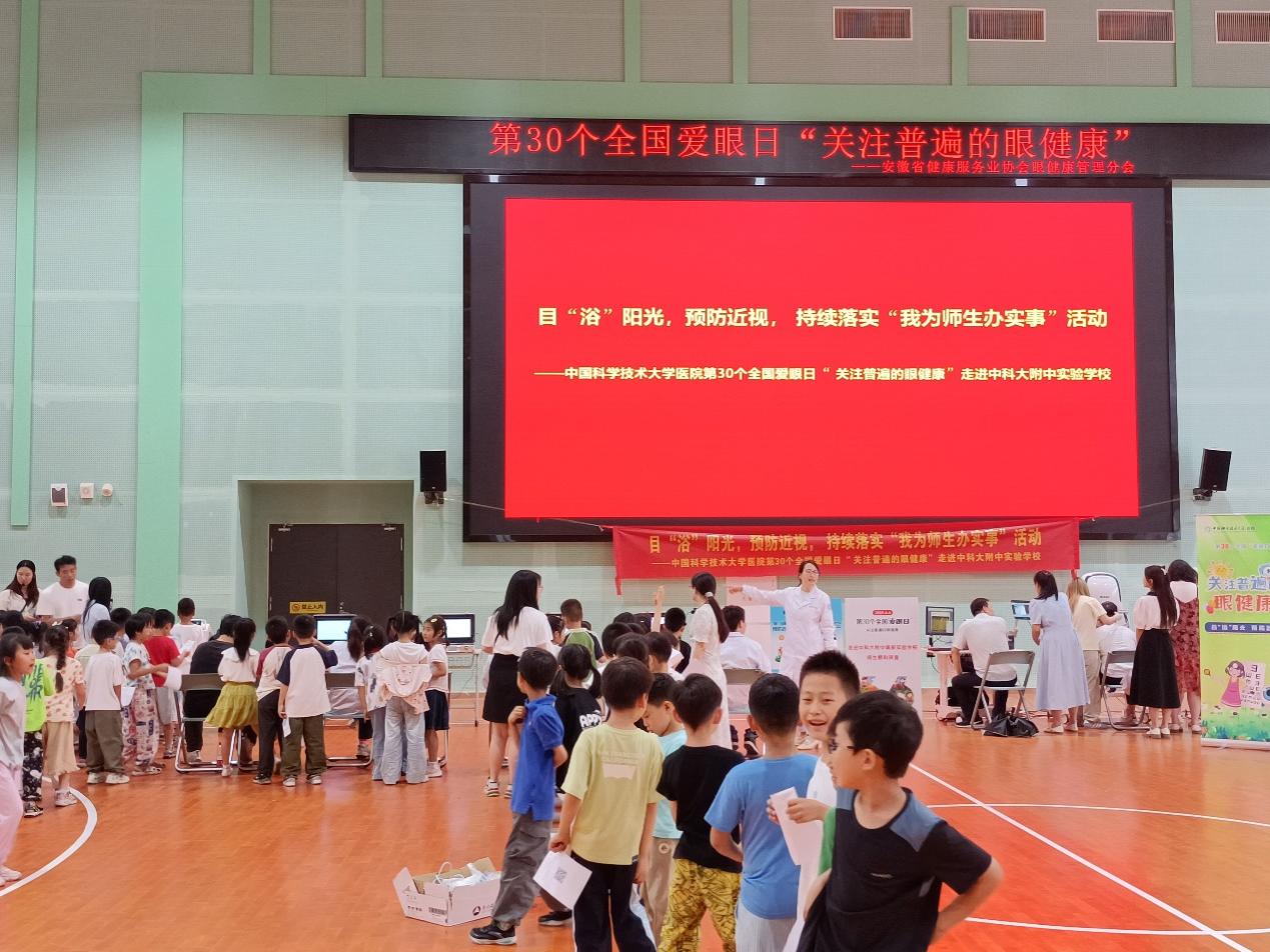 一群人站在台上演讲

AI 生成的内容可能不正确。