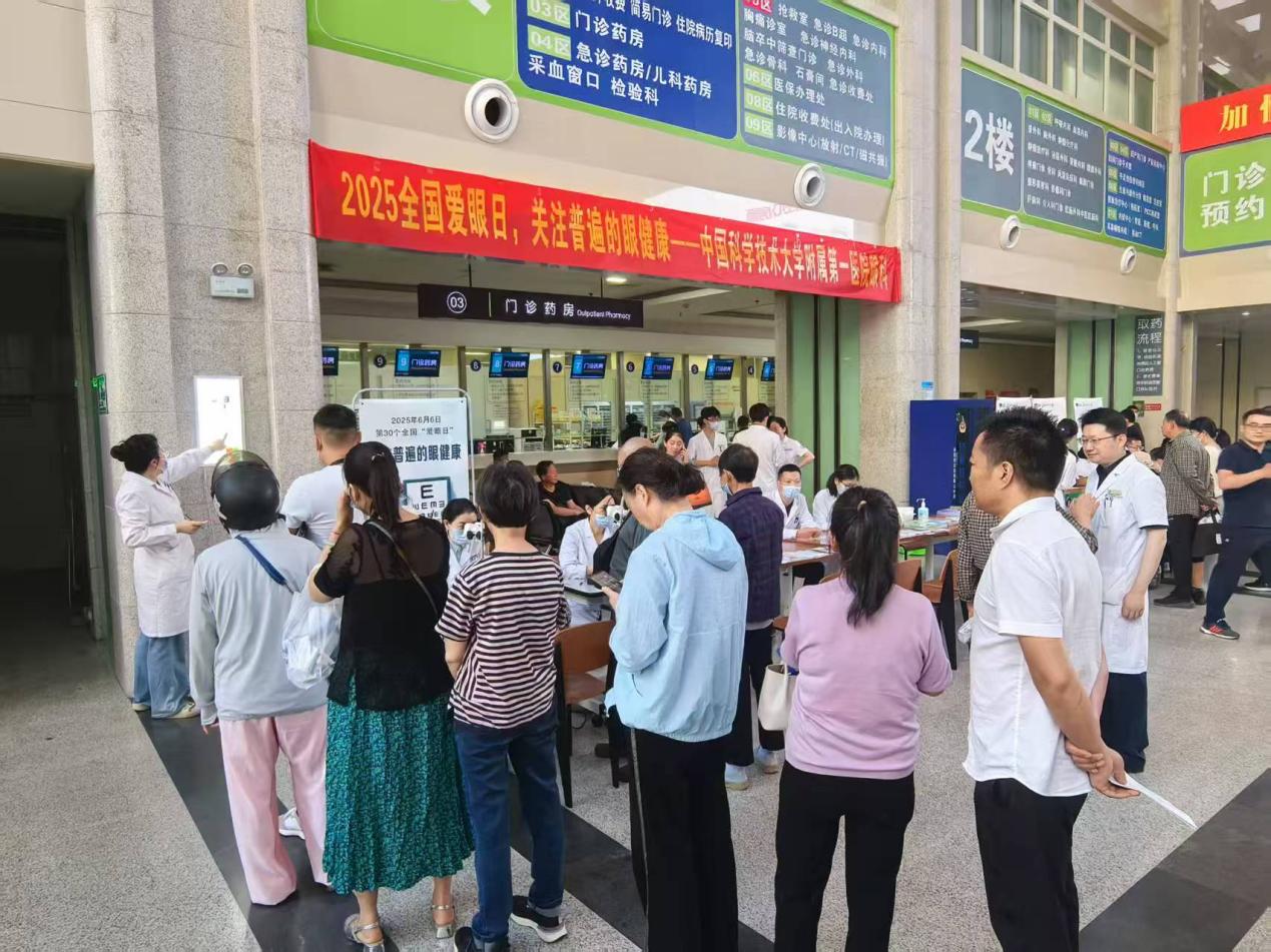 人们走在街头AI 生成的内容可能不正确。