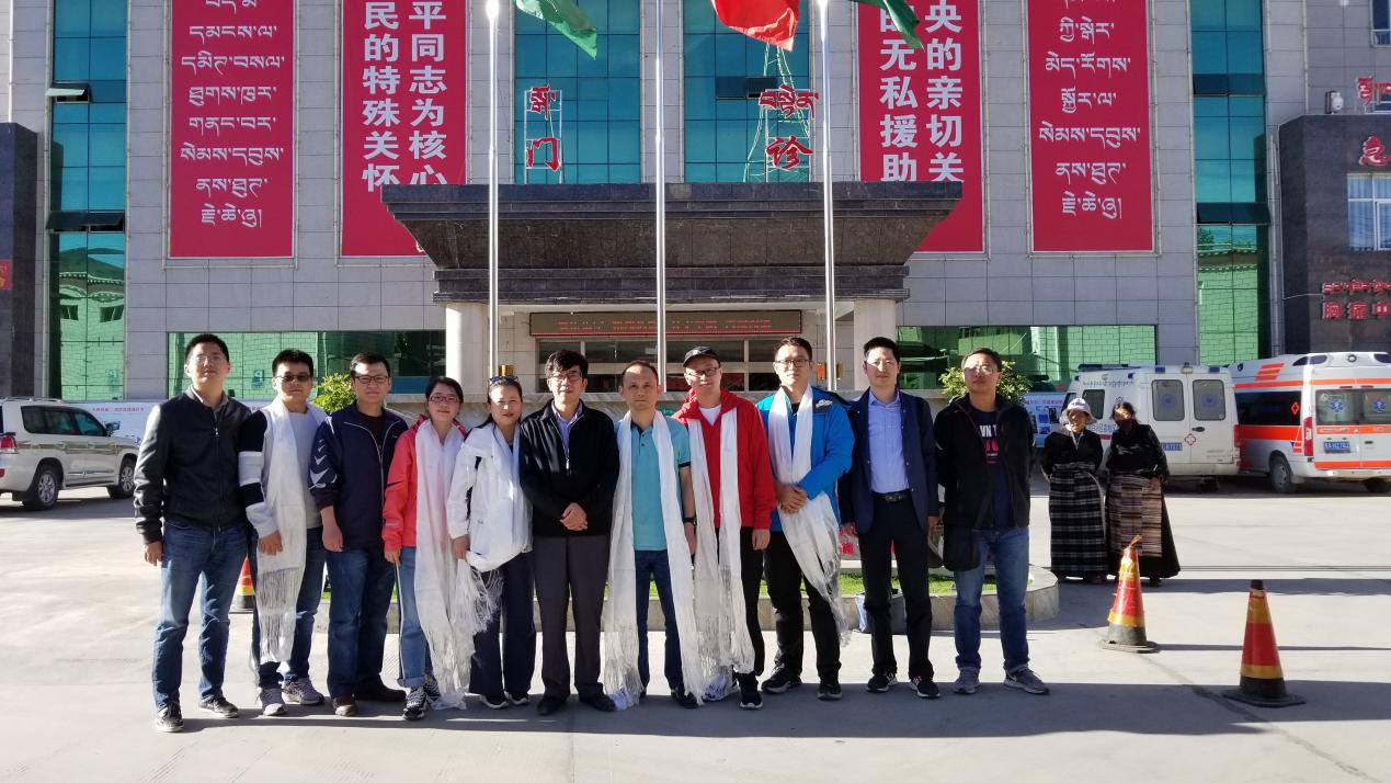 工作组在山南市人民医院合影