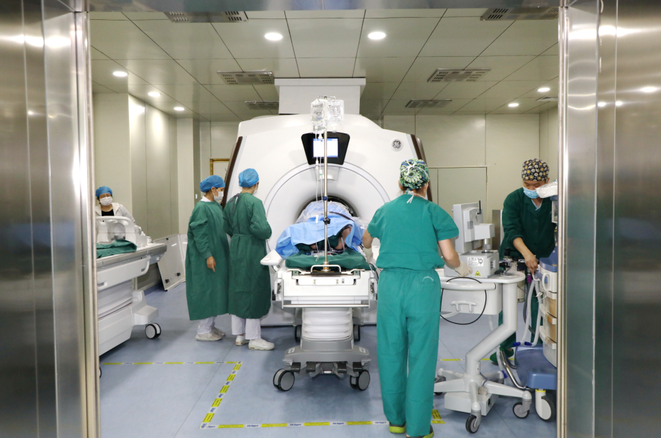 安徽省首个术中核磁共振复合手术室在南区正式启用